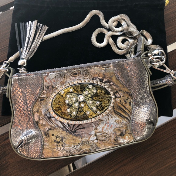 NWOT Metallic  Silver/ Gold  Shoulder Bag with Jeweled Medallion - Picture 7 of 8